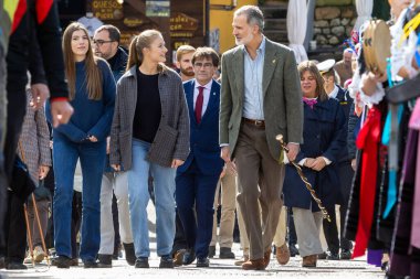Oviedo, İspanya - 24 Ekim 2024: İspanya Kralı ve Kraliçesi ve kızları 2024 yılında örnek bir kasaba olarak Picos de Europa 'daki Sotres kasabasını ziyaret ettiler. Asturias Prensesi Sotres sokaklarında yürüyor..