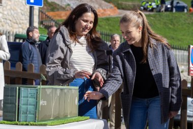 Oviedo, İspanya - 24 Ekim 2024: İspanya Kralı ve Kraliçesi ve kızları 2024 yılında örnek bir kasaba olarak Picos de Europa 'daki Sotres kasabasını ziyaret ettiler. Asturias Prensesi Sotres sokaklarında yürüyor..