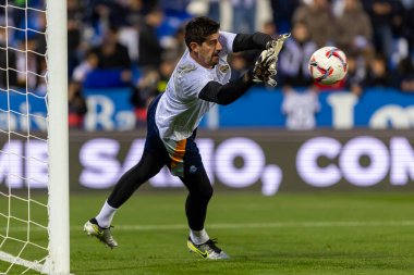 Madrid, İspanya - 24 Kasım 2024: Madrid 'de Leganes FC ve Real Madrid arasında oynanan lig maçı. Gerçek Madrid oyuncuları. Turuncu forma. Lig 2024 2025. Avrupa futbol şampiyonları