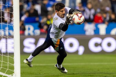 Madrid, İspanya - 24 Kasım 2024: Madrid 'de Leganes FC ve Real Madrid arasında oynanan lig maçı. Gerçek Madrid oyuncuları. Turuncu forma. Lig 2024 2025. Avrupa futbol şampiyonları