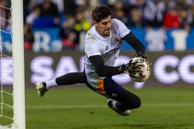 Madrid, İspanya - 24 Kasım 2024: Madrid 'de Leganes FC ve Real Madrid arasında oynanan lig maçı. Gerçek Madrid oyuncuları. Turuncu forma. Lig 2024 2025. Avrupa futbol şampiyonları