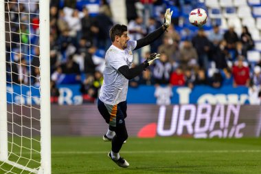 Madrid, İspanya - 24 Kasım 2024: Madrid 'de Leganes FC ve Real Madrid arasında oynanan lig maçı. Gerçek Madrid oyuncuları. Turuncu forma. Lig 2024 2025. Avrupa futbol şampiyonları