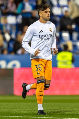 Madrid, İspanya - 24 Kasım 2024: Madrid 'de Leganes FC ve Real Madrid arasında oynanan lig maçı. Gerçek Madrid oyuncuları. Turuncu forma. Lig 2024 2025. Avrupa futbol şampiyonları