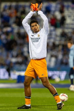 Madrid, İspanya - 24 Kasım 2024: Madrid 'de Leganes FC ve Real Madrid arasında oynanan lig maçı. Gerçek Madrid oyuncuları. Turuncu forma. Lig 2024 2025. Avrupa futbol şampiyonları