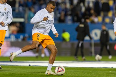 Madrid, İspanya - 24 Kasım 2024: Madrid 'de Leganes FC ve Real Madrid arasında oynanan lig maçı. Gerçek Madrid oyuncuları. Turuncu forma. Lig 2024 2025. Avrupa futbol şampiyonları