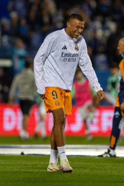 Madrid, İspanya - 24 Kasım 2024: Madrid 'de Leganes FC ve Real Madrid arasında oynanan lig maçı. Gerçek Madrid oyuncuları. Turuncu forma. Lig 2024 2025. Avrupa futbol şampiyonları