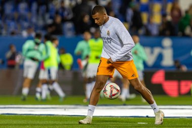 Madrid, İspanya - 24 Kasım 2024: Madrid 'de Leganes FC ve Real Madrid arasında oynanan lig maçı. Gerçek Madrid oyuncuları. Turuncu forma. Lig 2024 2025. Avrupa futbol şampiyonları