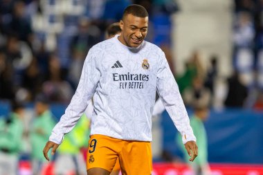 Madrid, İspanya - 24 Kasım 2024: Madrid 'de Leganes FC ve Real Madrid arasında oynanan lig maçı. Gerçek Madrid oyuncuları. Turuncu forma. Lig 2024 2025. Avrupa futbol şampiyonları