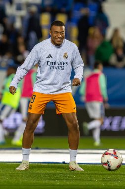 Madrid, İspanya - 24 Kasım 2024: Madrid 'de Leganes FC ve Real Madrid arasında oynanan lig maçı. Gerçek Madrid oyuncuları. Turuncu forma. Lig 2024 2025. Avrupa futbol şampiyonları