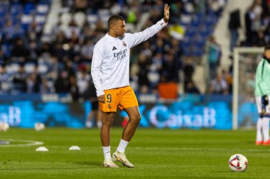 Madrid, İspanya - 24 Kasım 2024: Madrid 'de Leganes FC ve Real Madrid arasında oynanan lig maçı. Gerçek Madrid oyuncuları. Turuncu forma. Lig 2024 2025. Avrupa futbol şampiyonları