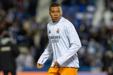 Madrid, İspanya - 24 Kasım 2024: Madrid 'de Leganes FC ve Real Madrid arasında oynanan lig maçı. Gerçek Madrid oyuncuları. Turuncu forma. Lig 2024 2025. Avrupa futbol şampiyonları