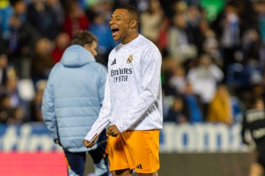 Madrid, İspanya - 24 Kasım 2024: Madrid 'de Leganes FC ve Real Madrid arasında oynanan lig maçı. Gerçek Madrid oyuncuları. Turuncu forma. Lig 2024 2025. Avrupa futbol şampiyonları