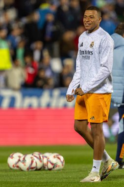 Madrid, İspanya - 24 Kasım 2024: Madrid 'de Leganes FC ve Real Madrid arasında oynanan lig maçı. Gerçek Madrid oyuncuları. Turuncu forma. Lig 2024 2025. Avrupa futbol şampiyonları