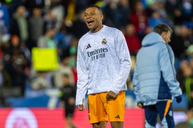 Madrid, İspanya - 24 Kasım 2024: Madrid 'de Leganes FC ve Real Madrid arasında oynanan lig maçı. Gerçek Madrid oyuncuları. Turuncu forma. Lig 2024 2025. Avrupa futbol şampiyonları