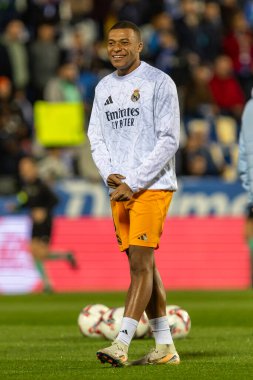 Madrid, İspanya - 24 Kasım 2024: Madrid 'de Leganes FC ve Real Madrid arasında oynanan lig maçı. Gerçek Madrid oyuncuları. Turuncu forma. Lig 2024 2025. Avrupa futbol şampiyonları