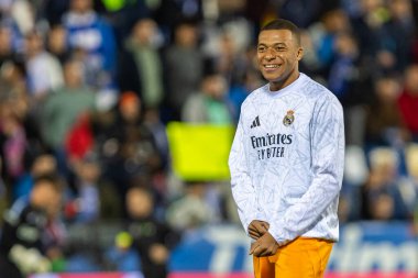 Madrid, İspanya - 24 Kasım 2024: Madrid 'de Leganes FC ve Real Madrid arasında oynanan lig maçı. Gerçek Madrid oyuncuları. Turuncu forma. Lig 2024 2025. Avrupa futbol şampiyonları