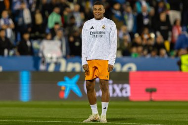 Madrid, İspanya - 24 Kasım 2024: Madrid 'de Leganes FC ve Real Madrid arasında oynanan lig maçı. Gerçek Madrid oyuncuları. Turuncu forma. Lig 2024 2025. Avrupa futbol şampiyonları