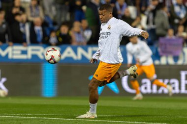 Madrid, İspanya - 24 Kasım 2024: Madrid 'de Leganes FC ve Real Madrid arasında oynanan lig maçı. Gerçek Madrid oyuncuları. Turuncu forma. Lig 2024 2025. Avrupa futbol şampiyonları