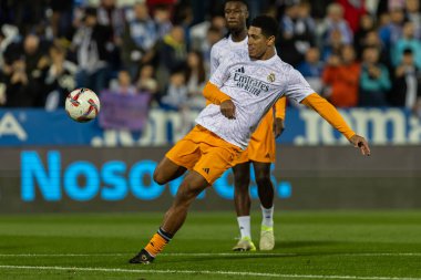 Madrid, İspanya - 24 Kasım 2024: Madrid 'de Leganes FC ve Real Madrid arasında oynanan lig maçı. Gerçek Madrid oyuncuları. Turuncu forma. Lig 2024 2025. Avrupa futbol şampiyonları