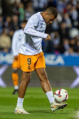 Madrid, İspanya - 24 Kasım 2024: Madrid 'de Leganes FC ve Real Madrid arasında oynanan lig maçı. Gerçek Madrid oyuncuları. Turuncu forma. Lig 2024 2025. Avrupa futbol şampiyonları