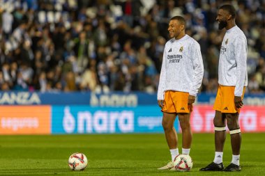 Madrid, İspanya - 24 Kasım 2024: Madrid 'de Leganes FC ve Real Madrid arasında oynanan lig maçı. Gerçek Madrid oyuncuları. Turuncu forma. Lig 2024 2025. Avrupa futbol şampiyonları