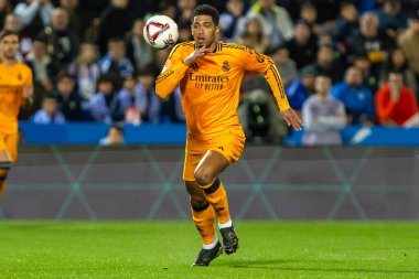 Madrid, İspanya - 24 Kasım 2024: Madrid 'de Leganes FC ve Real Madrid arasında oynanan lig maçı. Gerçek Madrid oyuncuları. Turuncu forma. Lig 2024 2025. Avrupa futbol şampiyonları