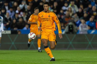 Madrid, İspanya - 24 Kasım 2024: Madrid 'de Leganes FC ve Real Madrid arasında oynanan lig maçı. Gerçek Madrid oyuncuları. Turuncu forma. Lig 2024 2025. Avrupa futbol şampiyonları