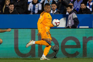 Madrid, İspanya - 24 Kasım 2024: Madrid 'de Leganes FC ve Real Madrid arasında oynanan lig maçı. Gerçek Madrid oyuncuları. Turuncu forma. Lig 2024 2025. Avrupa futbol şampiyonları