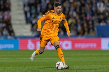 Madrid, İspanya - 24 Kasım 2024: Madrid 'de Leganes FC ve Real Madrid arasında oynanan lig maçı. Gerçek Madrid oyuncuları. Turuncu forma. Lig 2024 2025. Avrupa futbol şampiyonları