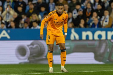 Madrid, İspanya - 24 Kasım 2024: Madrid 'de Leganes FC ve Real Madrid arasında oynanan lig maçı. Gerçek Madrid oyuncuları. Turuncu forma. Lig 2024 2025. Avrupa futbol şampiyonları