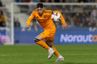 Madrid, İspanya - 24 Kasım 2024: Madrid 'de Leganes FC ve Real Madrid arasında oynanan lig maçı. Gerçek Madrid oyuncuları. Turuncu forma. Lig 2024 2025. Avrupa futbol şampiyonları