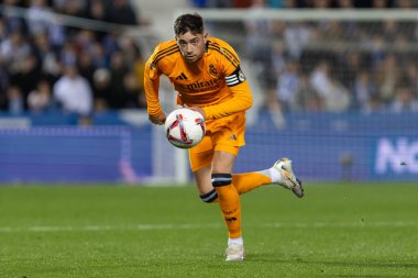 Madrid, İspanya - 24 Kasım 2024: Madrid 'de Leganes FC ve Real Madrid arasında oynanan lig maçı. Gerçek Madrid oyuncuları. Turuncu forma. Lig 2024 2025. Avrupa futbol şampiyonları
