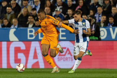 Madrid, İspanya - 24 Kasım 2024: Madrid 'de Leganes FC ve Real Madrid arasında oynanan lig maçı. Gerçek Madrid oyuncuları. Turuncu forma. Lig 2024 2025. Avrupa futbol şampiyonları
