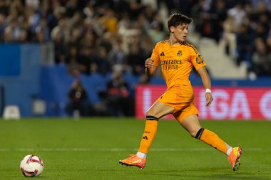 Madrid, İspanya - 24 Kasım 2024: Madrid 'de Leganes FC ve Real Madrid arasında oynanan lig maçı. Gerçek Madrid oyuncuları. Turuncu forma. Lig 2024 2025. Avrupa futbol şampiyonları