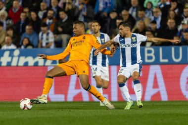 Madrid, İspanya - 24 Kasım 2024: Madrid 'de Leganes FC ve Real Madrid arasında oynanan lig maçı. Gerçek Madrid oyuncuları. Turuncu forma. Lig 2024 2025. Avrupa futbol şampiyonları