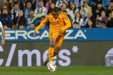 Madrid, İspanya - 24 Kasım 2024: Madrid 'de Leganes FC ve Real Madrid arasında oynanan lig maçı. Gerçek Madrid oyuncuları. Turuncu forma. Lig 2024 2025. Avrupa futbol şampiyonları