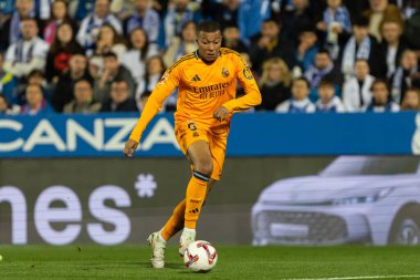Madrid, İspanya - 24 Kasım 2024: Madrid 'de Leganes FC ve Real Madrid arasında oynanan lig maçı. Gerçek Madrid oyuncuları. Turuncu forma. Lig 2024 2025. Avrupa futbol şampiyonları