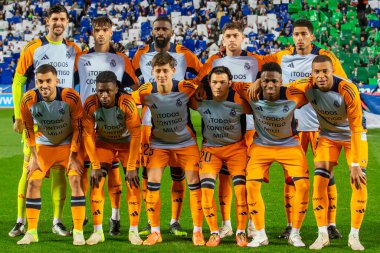 Madrid, İspanya - 24 Kasım 2024: Madrid 'de Leganes FC ve Real Madrid arasında oynanan lig maçı. Gerçek Madrid oyuncuları. Turuncu forma. Lig 2024 2025. Avrupa futbol şampiyonları