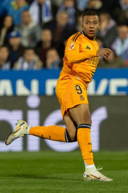 Madrid, İspanya - 24 Kasım 2024: Madrid 'de Leganes FC ve Real Madrid arasında oynanan lig maçı. Gerçek Madrid oyuncuları. Turuncu forma. Lig 2024 2025. Avrupa futbol şampiyonları