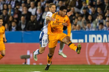 Madrid, İspanya - 24 Kasım 2024: Madrid 'de Leganes FC ve Real Madrid arasında oynanan lig maçı. Gerçek Madrid oyuncuları. Turuncu forma. Lig 2024 2025. Avrupa futbol şampiyonları
