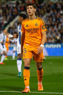 Madrid, İspanya - 24 Kasım 2024: Madrid 'de Leganes FC ve Real Madrid arasında oynanan lig maçı. Gerçek Madrid oyuncuları. Turuncu forma. Lig 2024 2025. Avrupa futbol şampiyonları