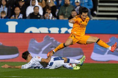 Madrid, İspanya - 24 Kasım 2024: Madrid 'de Leganes FC ve Real Madrid arasında oynanan lig maçı. Gerçek Madrid oyuncuları. Turuncu forma. Lig 2024 2025. Avrupa futbol şampiyonları