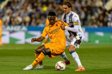 Madrid, İspanya - 24 Kasım 2024: Madrid 'de Leganes FC ve Real Madrid arasında oynanan lig maçı. Gerçek Madrid oyuncuları. Turuncu forma. Lig 2024 2025. Avrupa futbol şampiyonları