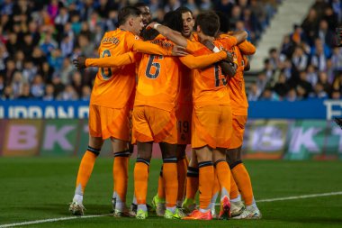 Madrid, İspanya - 24 Kasım 2024: Madrid 'de Leganes FC ve Real Madrid arasında oynanan lig maçı. Gerçek Madrid oyuncuları. Turuncu forma. Lig 2024 2025. Avrupa futbol şampiyonları