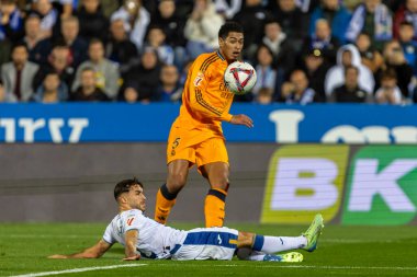 Madrid, İspanya - 24 Kasım 2024: Madrid 'de Leganes FC ve Real Madrid arasında oynanan lig maçı. Gerçek Madrid oyuncuları. Turuncu forma. Lig 2024 2025. Avrupa futbol şampiyonları