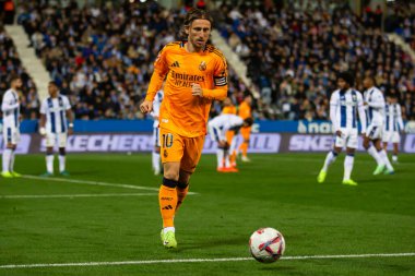 Madrid, İspanya - 24 Kasım 2024: Madrid 'de Leganes FC ve Real Madrid arasında oynanan lig maçı. Gerçek Madrid oyuncuları. Turuncu forma. Lig 2024 2025. Avrupa futbol şampiyonları