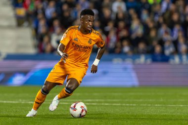 Madrid, İspanya - 24 Kasım 2024: Madrid 'de Leganes FC ve Real Madrid arasında oynanan lig maçı. Gerçek Madrid oyuncuları. Turuncu forma. Lig 2024 2025. Avrupa futbol şampiyonları