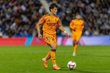 Madrid, İspanya - 24 Kasım 2024: Madrid 'de Leganes FC ve Real Madrid arasında oynanan lig maçı. Gerçek Madrid oyuncuları. Turuncu forma. Lig 2024 2025. Avrupa futbol şampiyonları