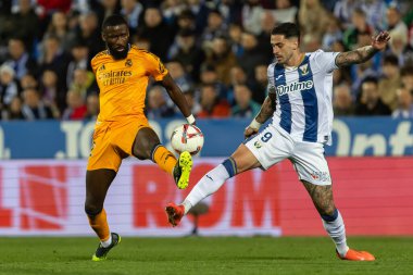 Madrid, İspanya - 24 Kasım 2024: Madrid 'de Leganes FC ve Real Madrid arasında oynanan lig maçı. Gerçek Madrid oyuncuları. Turuncu forma. Lig 2024 2025. Avrupa futbol şampiyonları