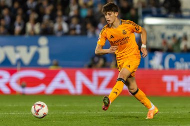 Madrid, İspanya - 24 Kasım 2024: Madrid 'de Leganes FC ve Real Madrid arasında oynanan lig maçı. Gerçek Madrid oyuncuları. Turuncu forma. Lig 2024 2025. Avrupa futbol şampiyonları
